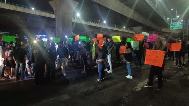 Bloqueo de comerciantes en Periférico Norte provoca tráfico denso hacia Satélite