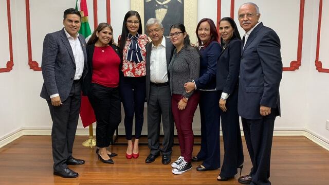 Andrés Manuel López Obrador y legisladores de Nayarit