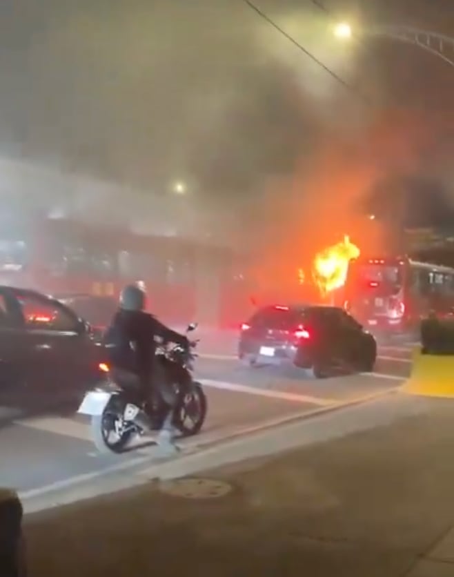 Unidad del Metrobús de la Línea 5 se incendia en Escuadrón 201