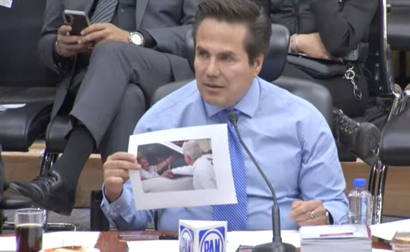 Víctor Hugo Sondon, representante del PAN mostró una fotografía del saludo de AMLO con la mamá del Chapo Guzmán