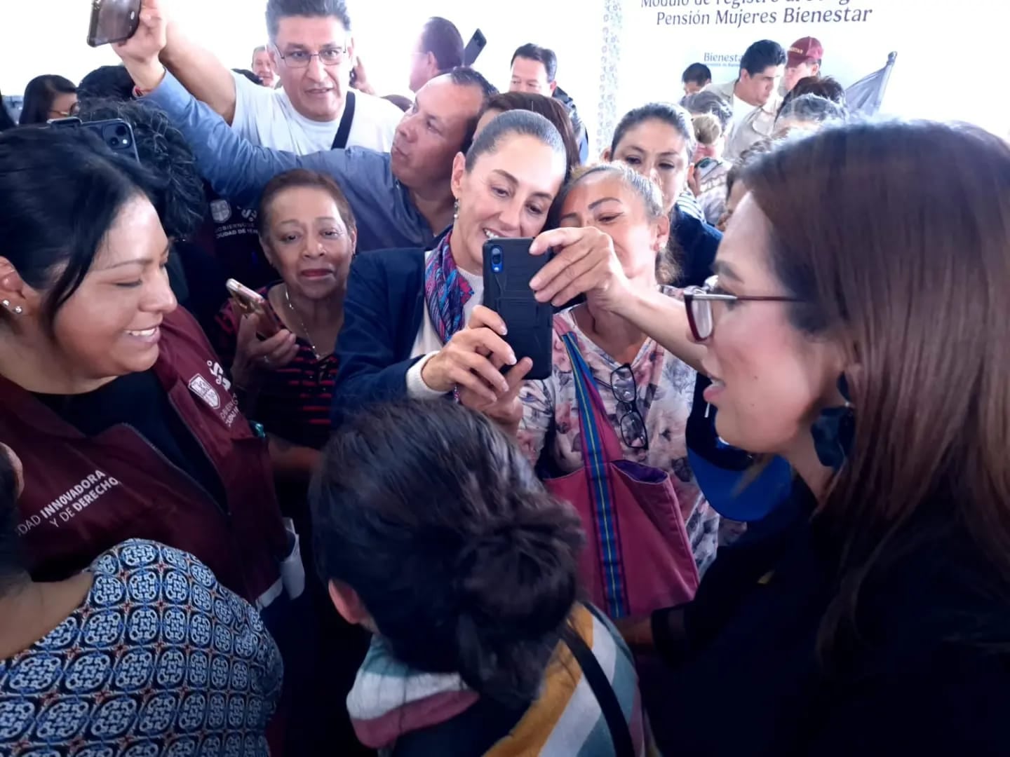 Claudia Sheinbaum visita fila para pensión Mujeres Bienestar