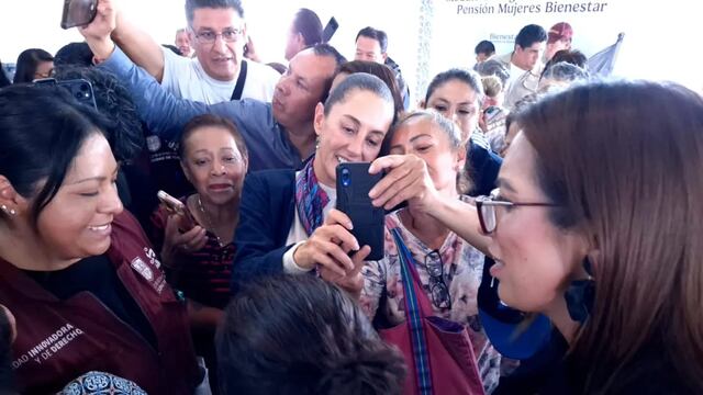Claudia Sheinbaum visita fila para pensión Mujeres Bienestar