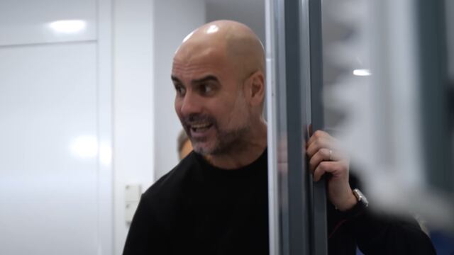 Pep Guardiola dando discurso en vestidor
