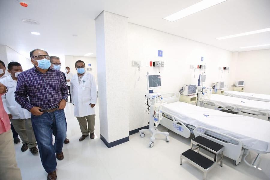 El gobernador recorrió las instalaciones del hospital.