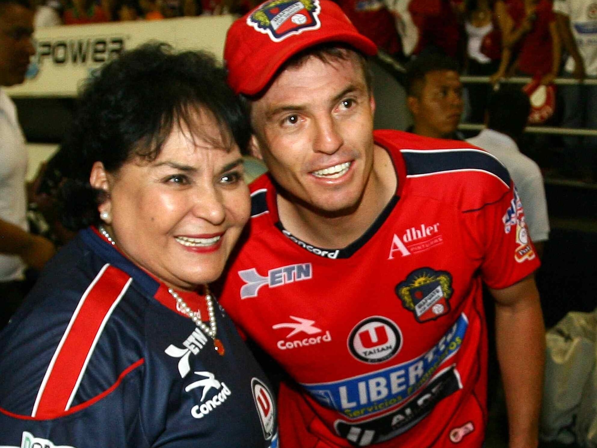 Carmen Salinas en partido de futbol