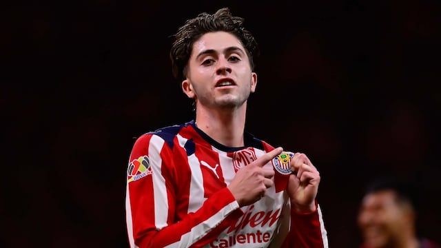 Chivas toma el liderato de la Liga MX tras ganar partido pendiente