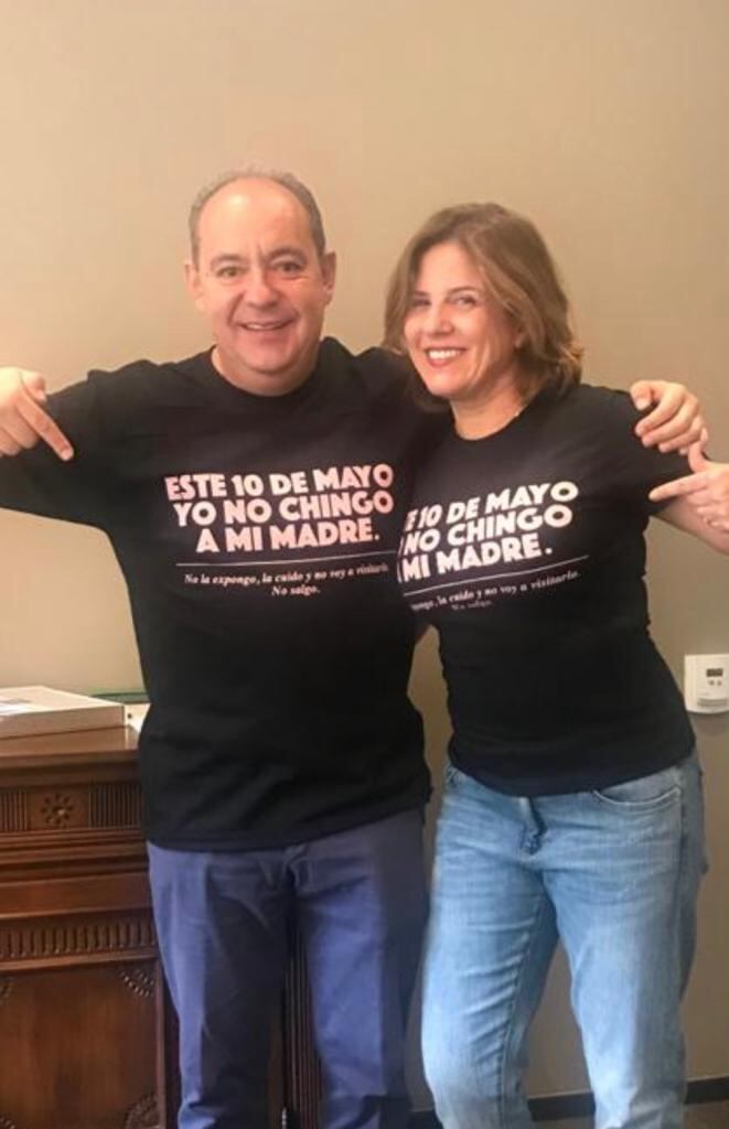 El Dr. Moreno se unió a la campaña (de derecha, dijo Ackerman) por el Día de las Madres