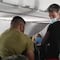 Pasajero de American Airlines es atado con cinta adhesiva; quiso tirar una ventana