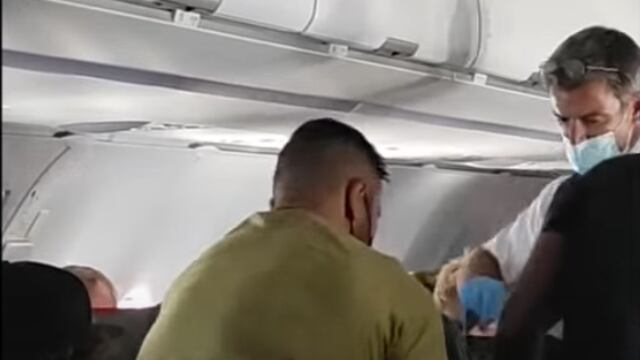 Atan a pasajero con cinta adhesiva