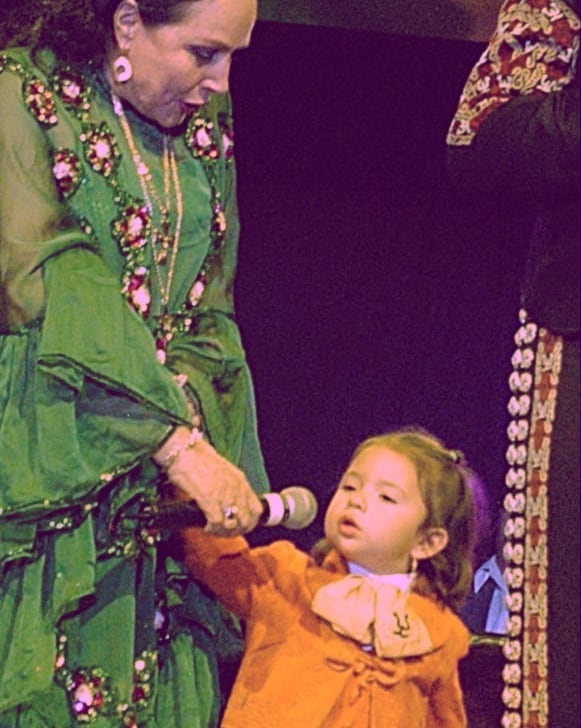 Ángela Aguilar de niña con su abuela, Flor Silvestre.