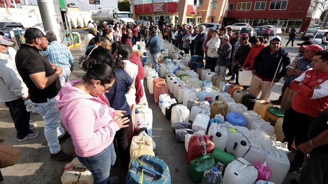 Gente con bidones y garrafones