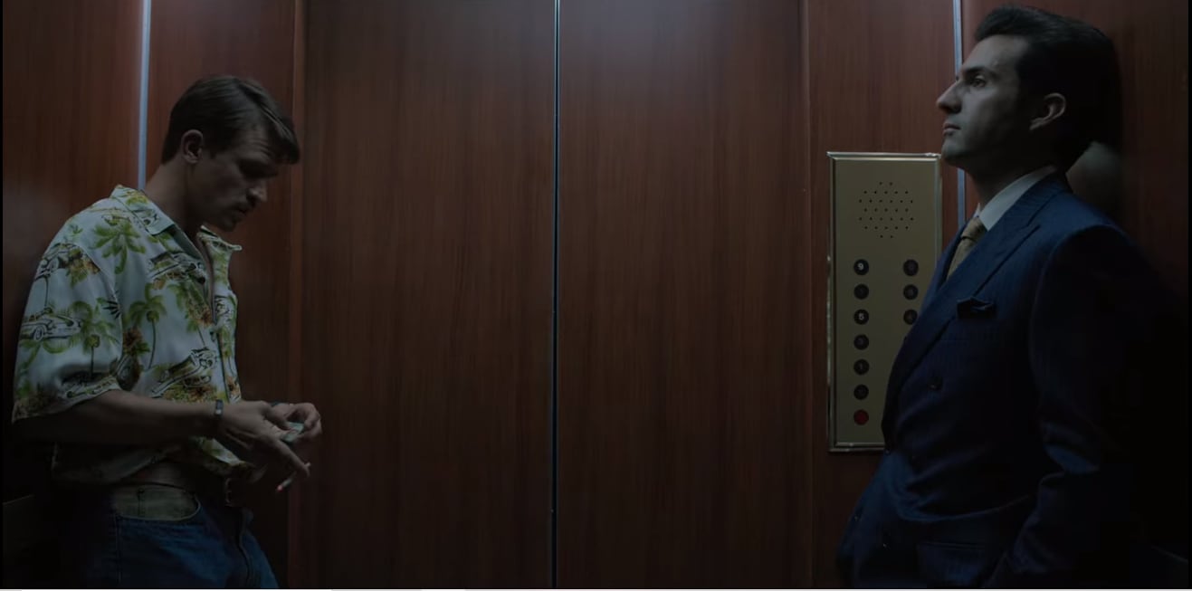 José y Pato platican en elevador.