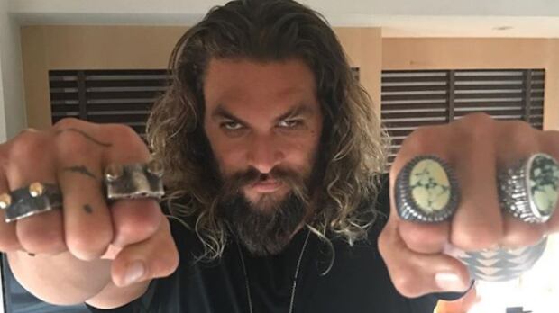 Jason Momoa arremete contra Chris Pratt por usar una botella de plástico