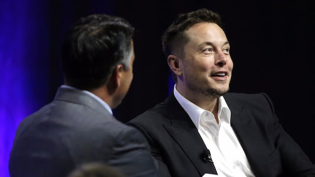 Elon Musk durante la sesión de preguntas y respuestas en el encuentro de la Asociación Nacional de Gobernadores efectuada en Rhode Island.