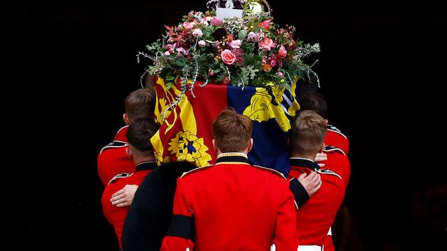 Ataúd de la reina Isabel II entra a la capilla de San Jorge