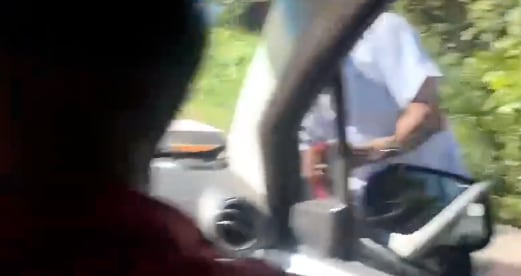 Conductor de Uber sufre ataque de taxistas