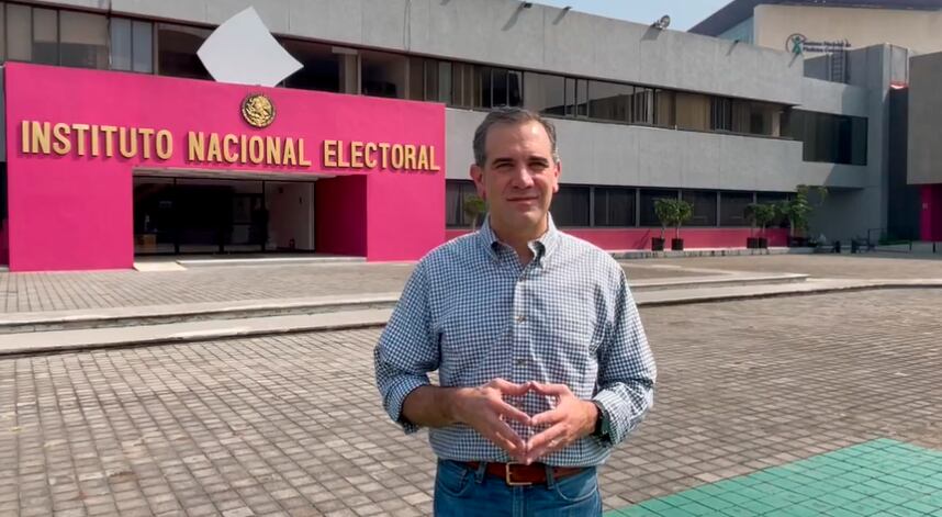 Lorenzo Córdova desmiente que no salió de viaje por la marcha del INE