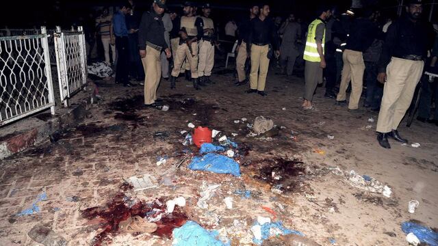 Atentado suicida en Pakistán deja decenas de muertos y centenares de heridos