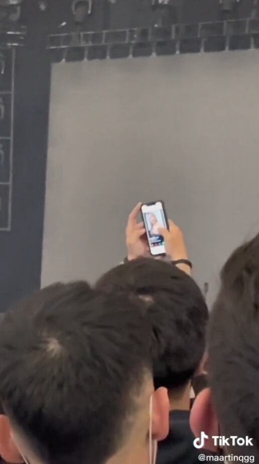 Hombre es cachado ligando en Tinder durante un concierto