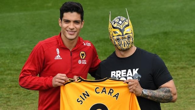 Raúl Jiménez y Sin Cara.