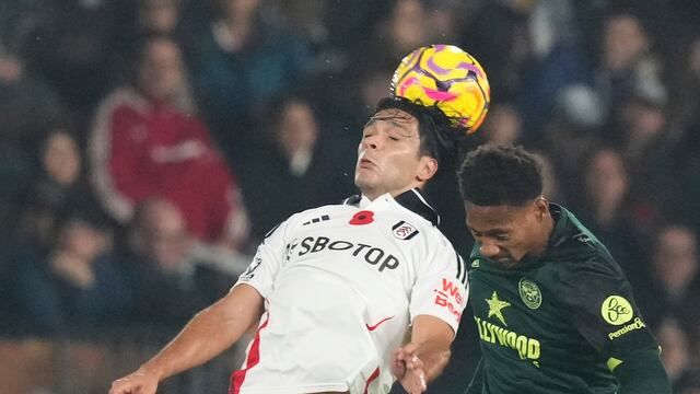 Raúl Jiménez en el Fulham vs Brentford.