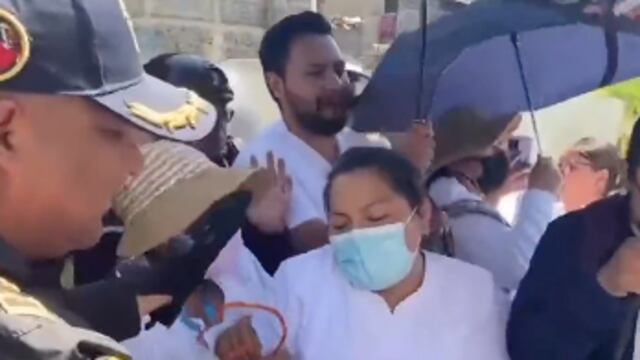 Policías desalojan a médicos