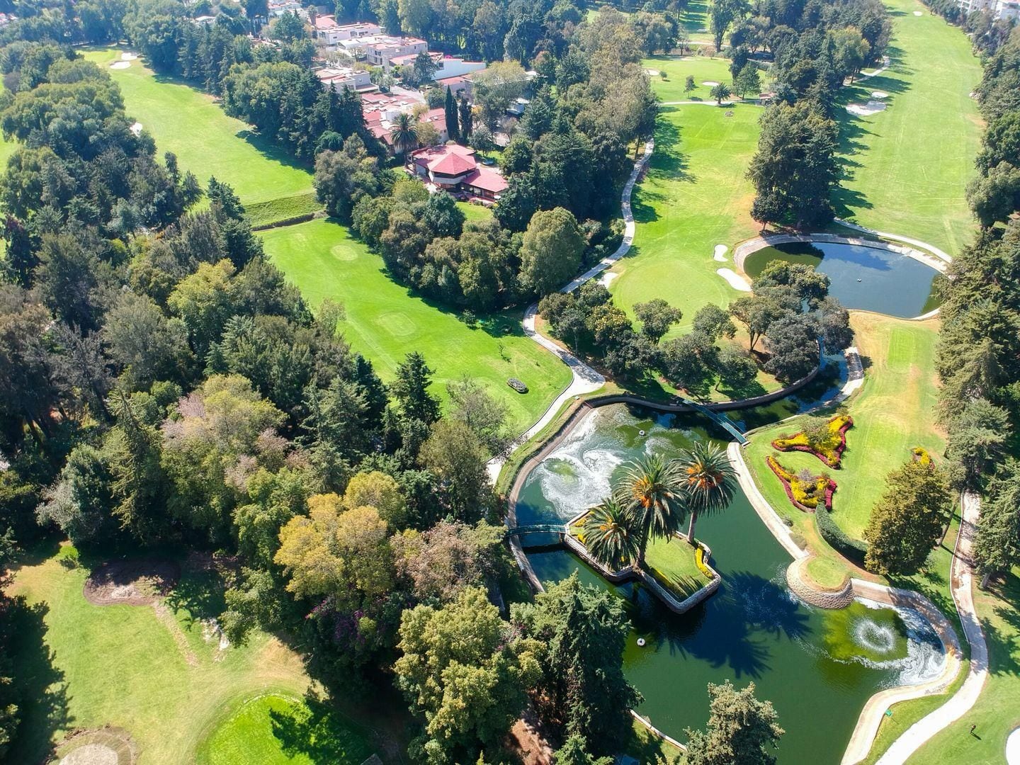 Vecinos de Atizapán exigen al Club Bellavista frenar daños por pelotas de golf.