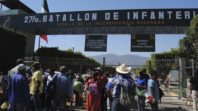 Frente al 27 Batallón de Infantería se manifestaron padres de los normalistas desaparecidos. Foto/Cuartoscuro (Archivo)