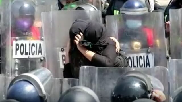 Abrazo durante protestas en el Día de la Mujer