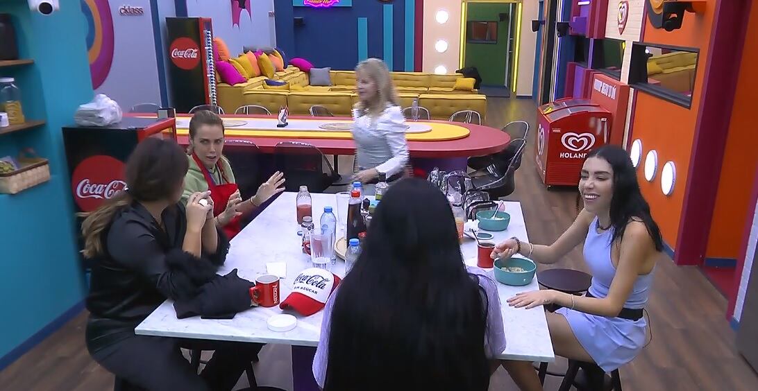 Sabine Moussier platicando de su enfermedad en La Casa de los Famosos México 2024.