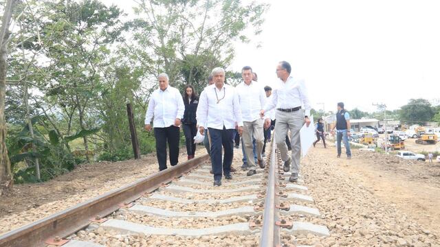 Andrés Manuel López Obrador en las vías para el Tren Maya.