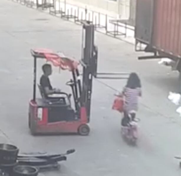 Aparentemente, la mujer escuchaba música con audífonos.