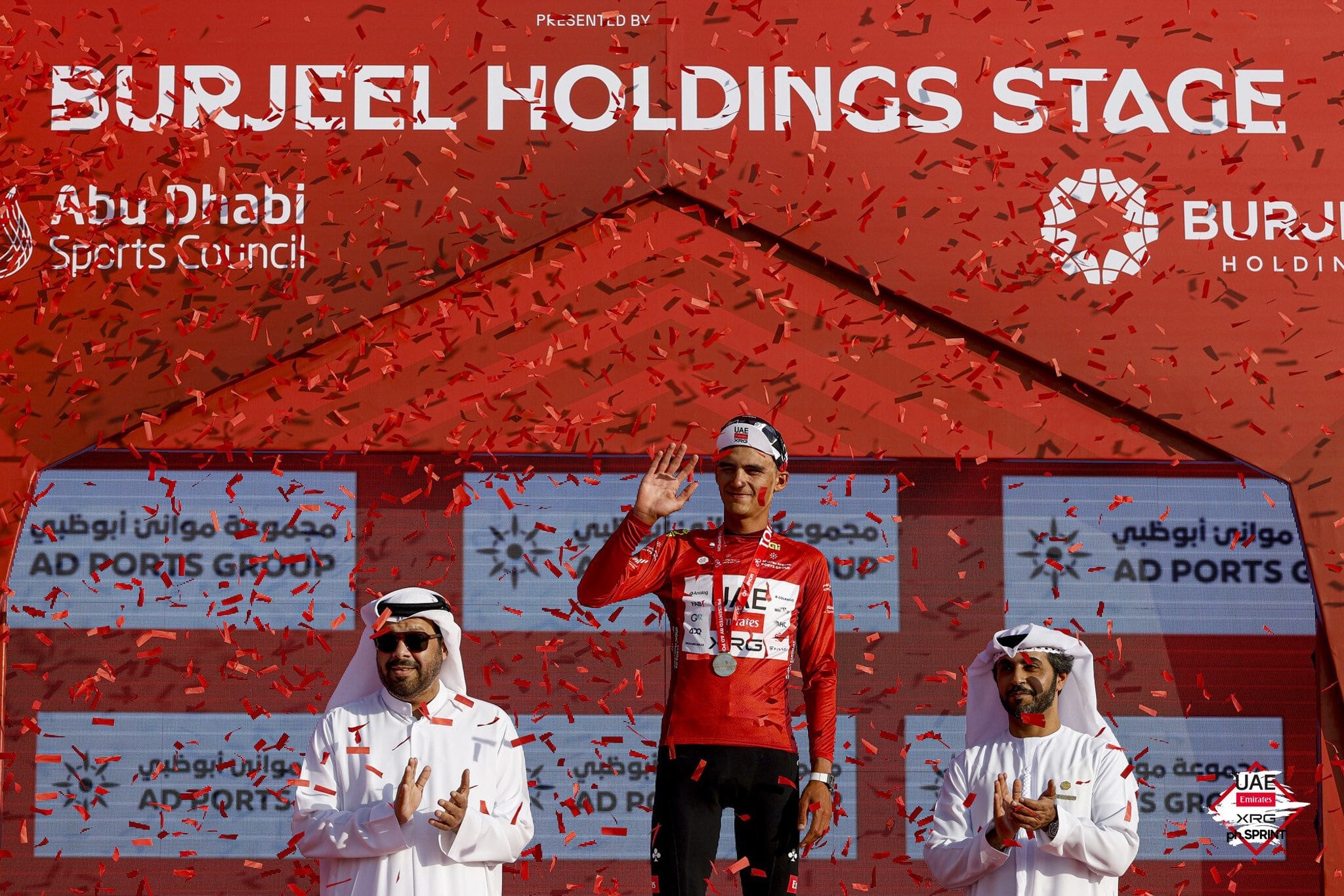 Isaac del Toro en lo alto del podio