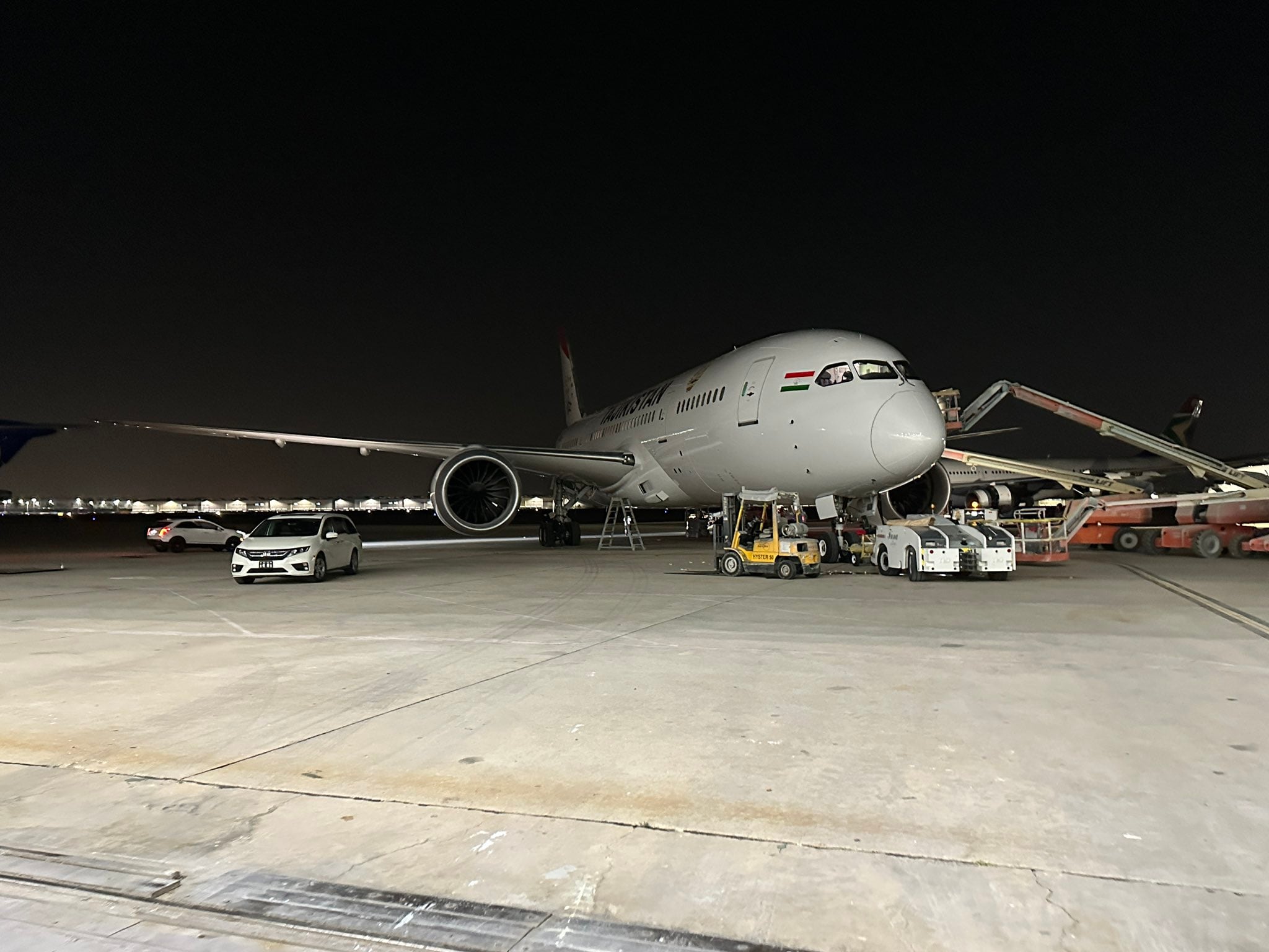 Ex avión presidencial vuela rumbo a Tayikistán con nueva imagen