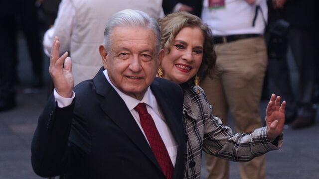 Andrés Manuel López Obrador, presidente de México, y su esposa Beatriz Gutiérrez Müller, durante su llegada a la ceremonia oficial de bienvenida a Justin Pierre James Trudeau, primer ministro de Canadá, en el Patio de Honor de Palacio Nacional.