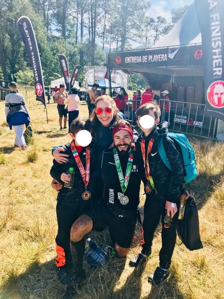 Sergio Araiza Roldán con sus hijos.