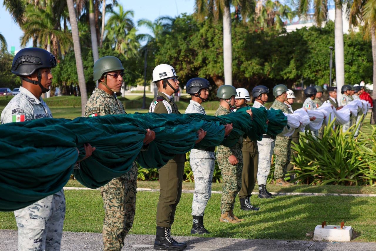 Cancún reafirma el respeto a los símbolos patrios y a las Fuerzas Armadas.