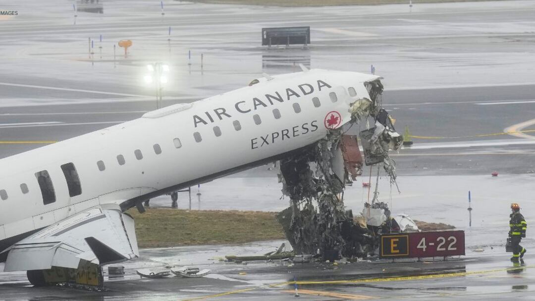 LaGuardia reabre tras choque de avión