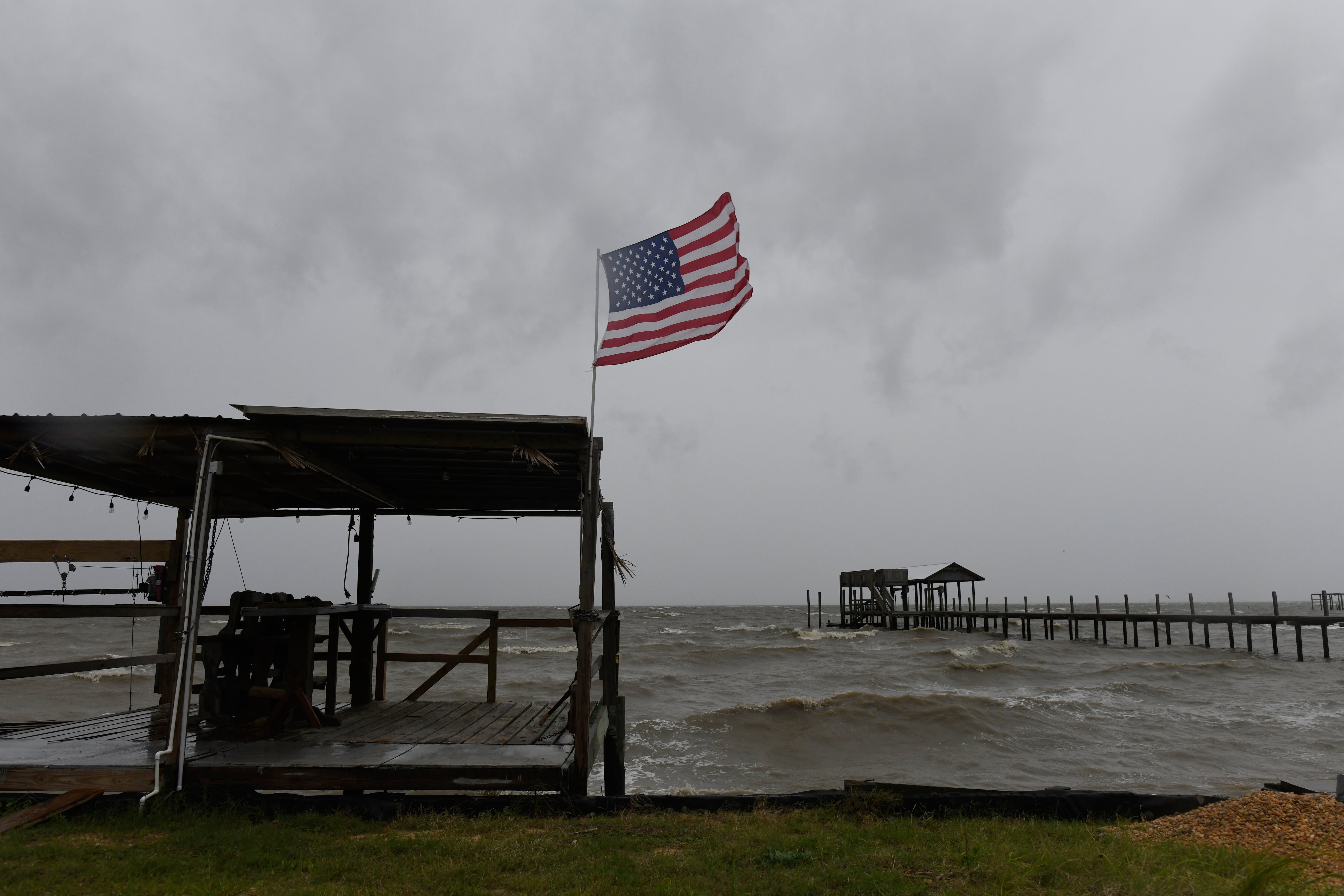 Huracán Isaías amenaza Florida este viernes con un impacto de categoría 3