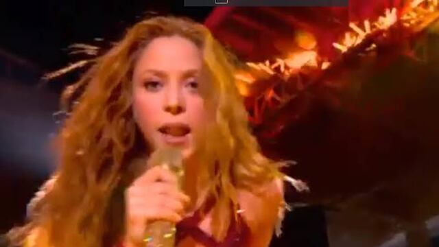 Shakira sacando la lengua durante el medio tiempo del Super Bowl.