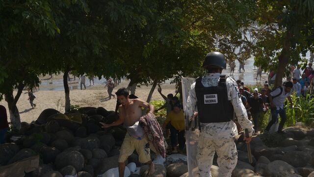 200120128. Chiapas, 20 Ene 2020 (Notimex-Especial).- La caravana migrante de centroamericanos llegó al Puente Internacional Rodolfo Robles en la frontera con Guatemala. Elementos de la Guardia Nacional (GN) e integrantes del Instituto Nacional de Migración (INM) cerraron el puente para contener a los migrantes hondureños y guatemaltecos, los cuales continúan arribando también a los puntos fronterizos de Tabasco. Chiapas, 20 de enero del 2020. NOTIMEX/FOTO/ESPECIAL/COR/HUM