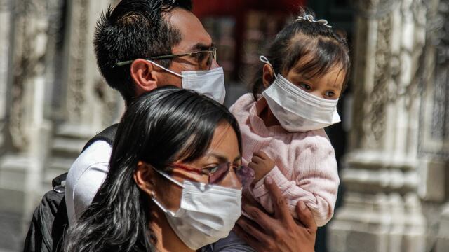 Familia con cubrebocas