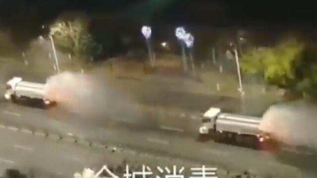 Camiones cisterna en Wuhan, China. Rocían químico para acabar con el coronavirus.