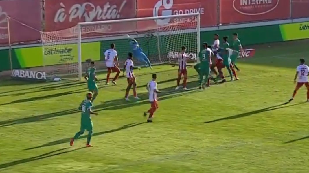 La increíble atajada de Memo Ochoa en su debut con el AVS en Portugal