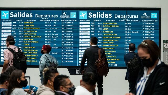 Aspectos de las operaciones en la Terminal 2 del AICM la cuál presenta daños estructurales según lo expuesto por el presidente Andrés Manuel López Obrador y tendría que reconstruirse.