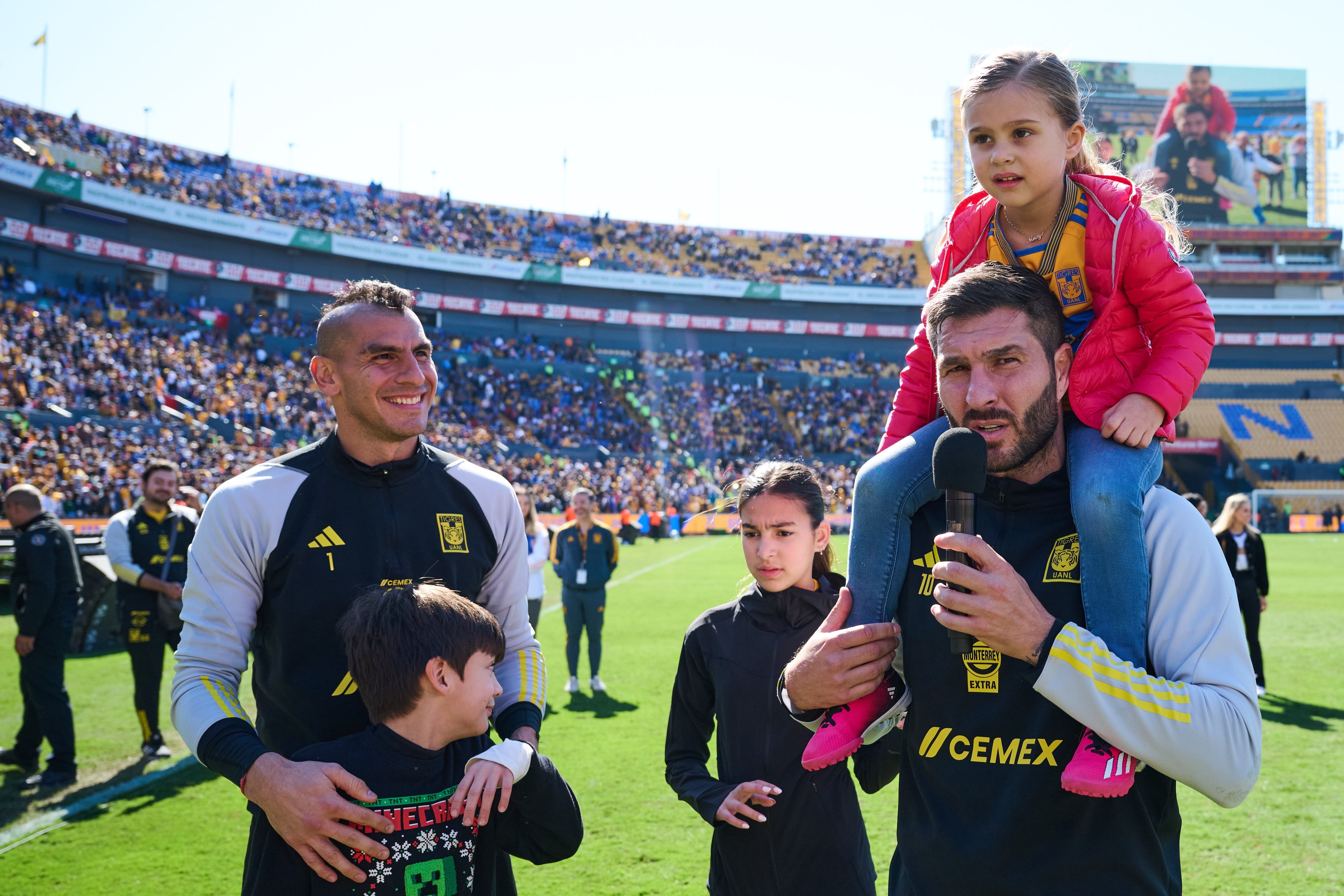 Nahuel Guzmán y André-Pierre Gignac