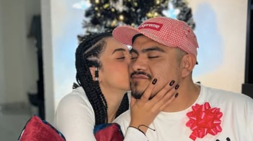 Aczino celebra Navidad con su novia Maldita G y le recuerdan que aún tiene hijos