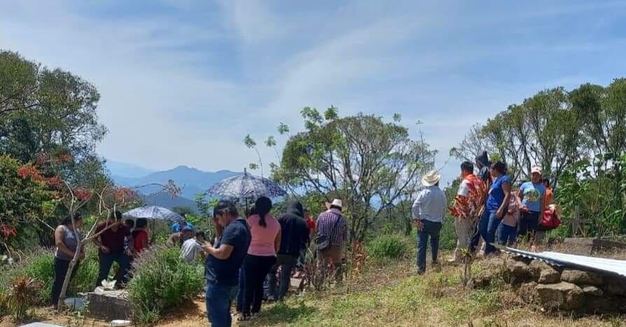 Entierran a niños muertos en Amatán, Chiapas