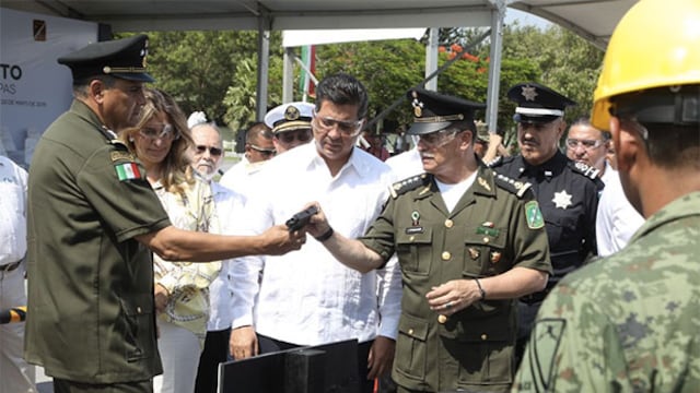 El General Jens Pedro Lohmann Iturburu, Comandante de la Cuarta Región Militar, muestra el proceso de destrucción de las armas al gobernador Cabeza de Vaca.