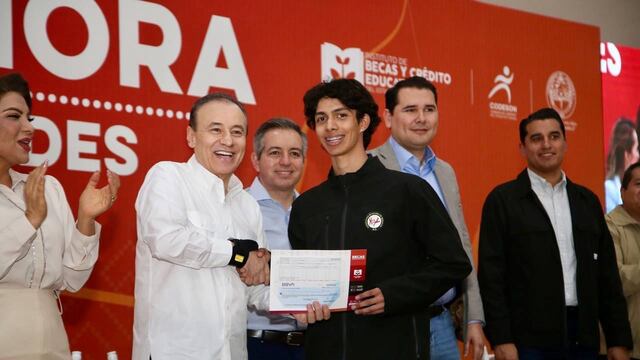 Alfonso Durazo beneficia a jóvenes con estímulos académicos y deportivos